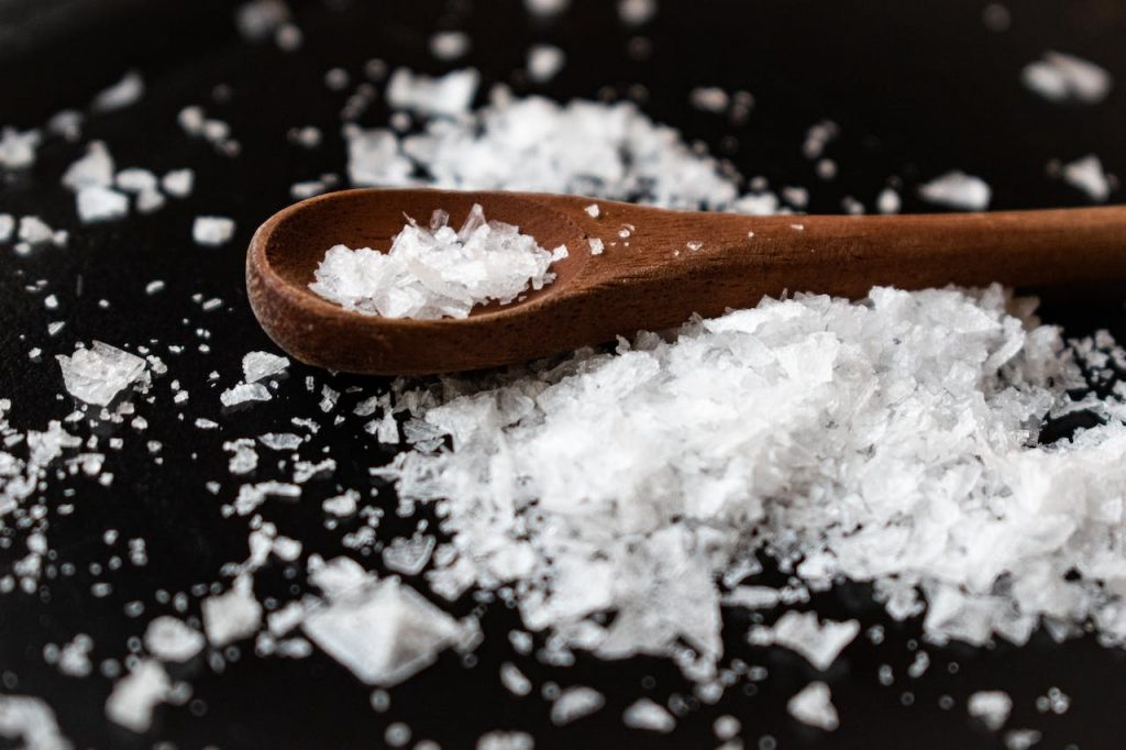 Kendalikan Garam dalam Dapur: Tips Memasak Hidangan Rendah Sodium